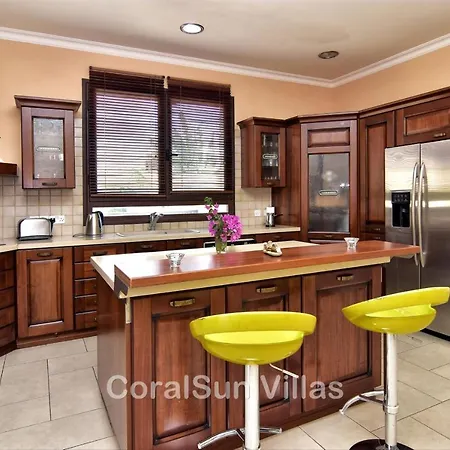 Вилла Elite Amazing With Heated Pool By Coral Sun