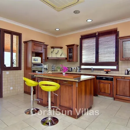 Вилла Elite Amazing With Heated Pool By Coral Sun